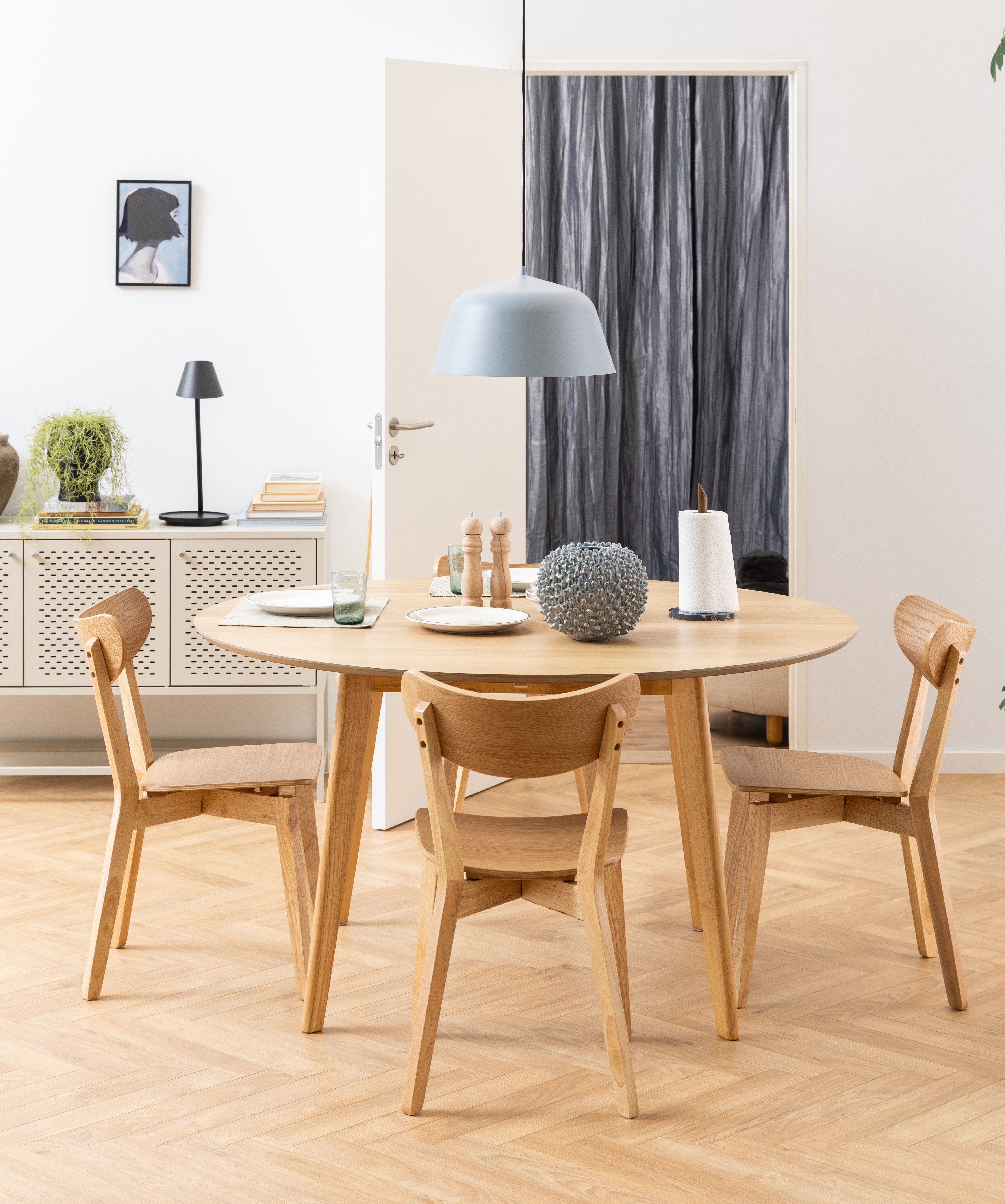 Dionea spisebord fås i Ø105 cm / 140 cm